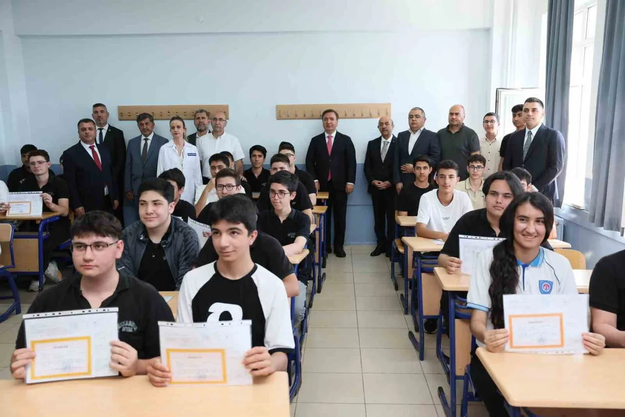 ERZİNCAN'DA 2025-2026 EĞİTİM ÖĞRETİM YILININ SONA ERMESİ DOLAYISIYLA DÜZENLENEN KARNE TÖRENİNDE 41...