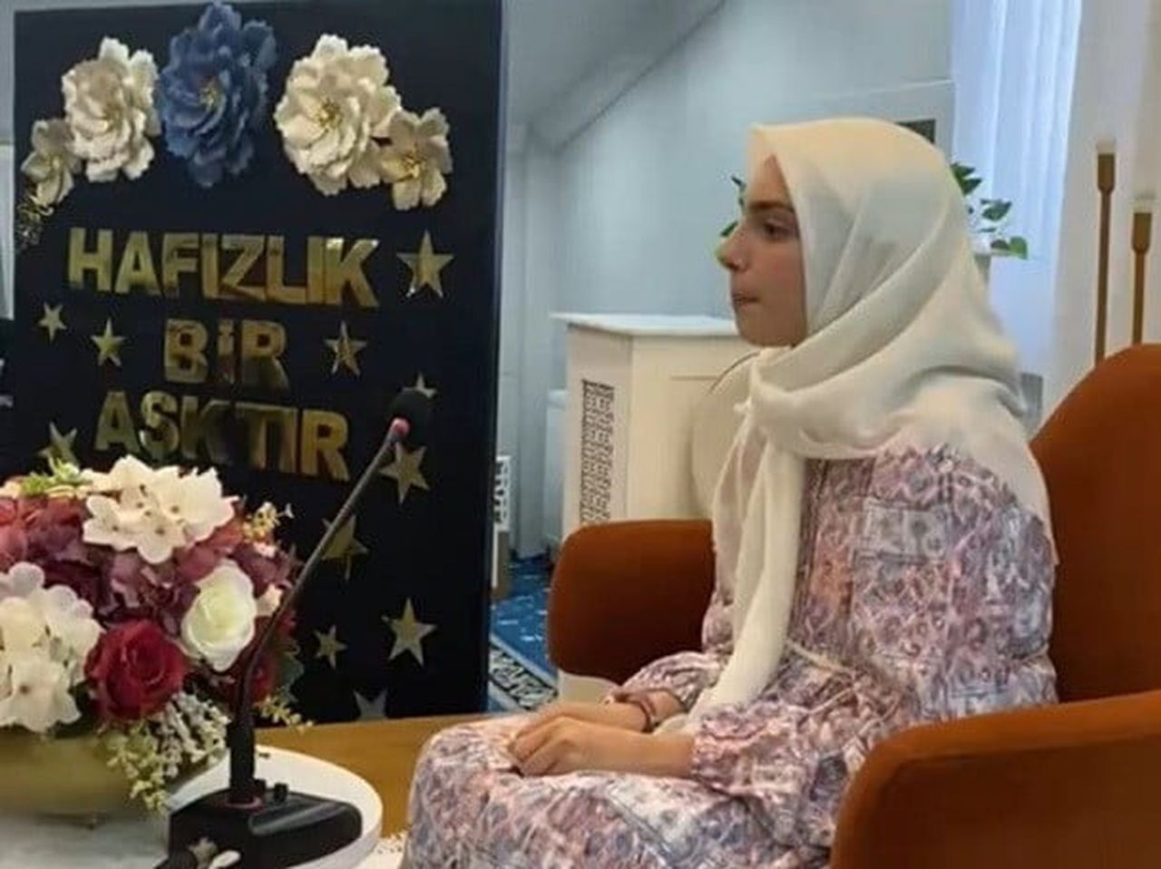 ERZİNCAN'DA HAFIZLIK EĞİTİMİNİ BİR YILDA TAMAMLAYAN ÖĞRENCİ YAĞMUR TURAK, KUR'AN-I KERİM'İN 30...