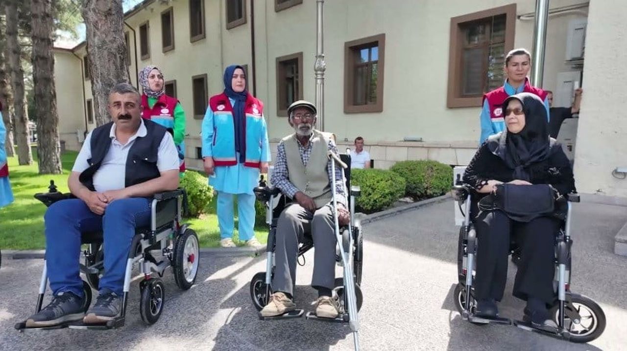 ERZİNCAN'DA İHTİYAÇ SAHİBİ VATANDAŞLARA AKÜLÜ ENGELLİ ARACI DESTEĞİ