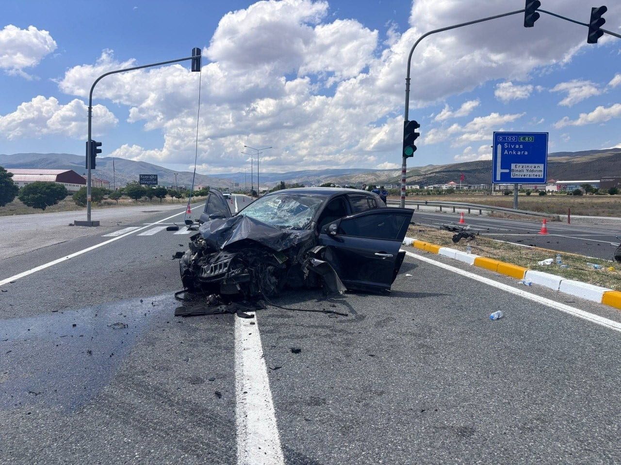 ERZİNCAN'DA KONTROLDEN ÇIKAN OTOMOBİLİN AYDINLATMA VE SİNYALİZASYON DİREKLERİNE ÇARPMASI SONUCU 5...
