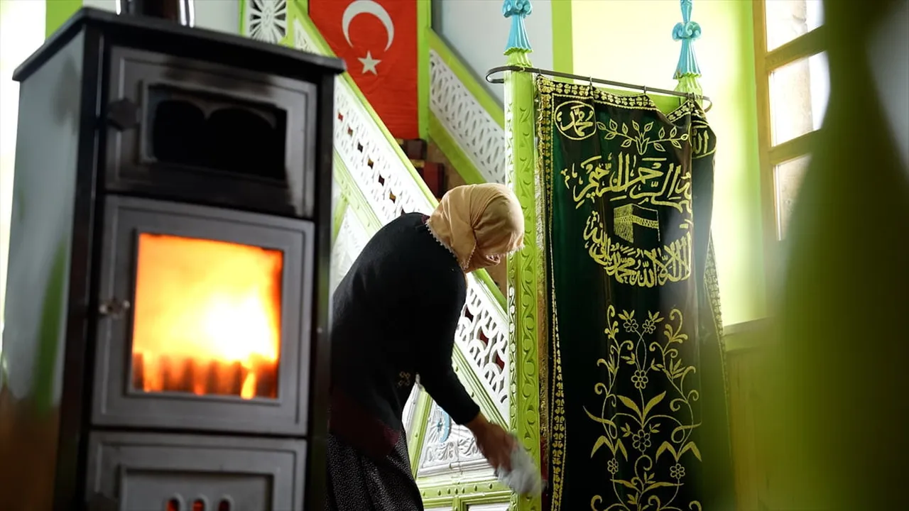 Erzincan'ın İliç ilçesindeki tarihi Sabırlı Köyü Cami, ramazan öncesi imece usulüyle...