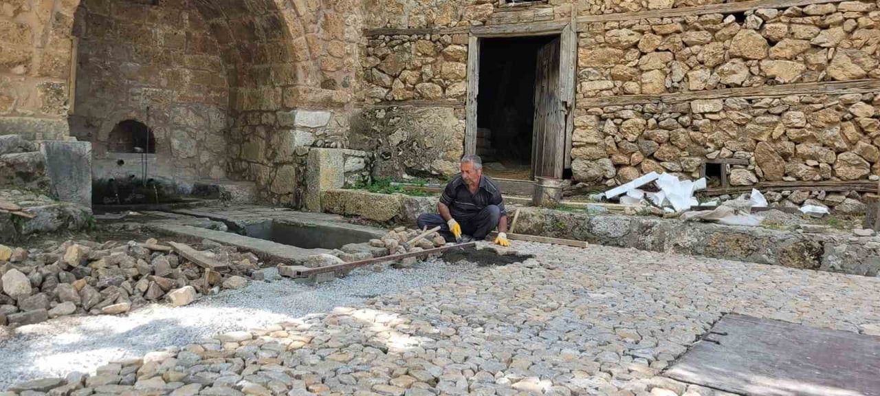 ERZİNCAN’IN KEMALİYE İLÇESİNDE YAŞAYAN TAŞ USTASI MUSTAFA OLGUNÖZ, YAKLAŞIK 46 YILDIR SÜRDÜRDÜĞÜ...