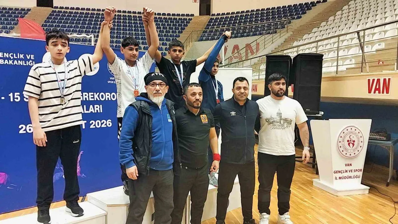 ERZİNCANLI GÜREŞÇİLERDEN BÖLGE ŞAMPİYONASINDA BAŞARI