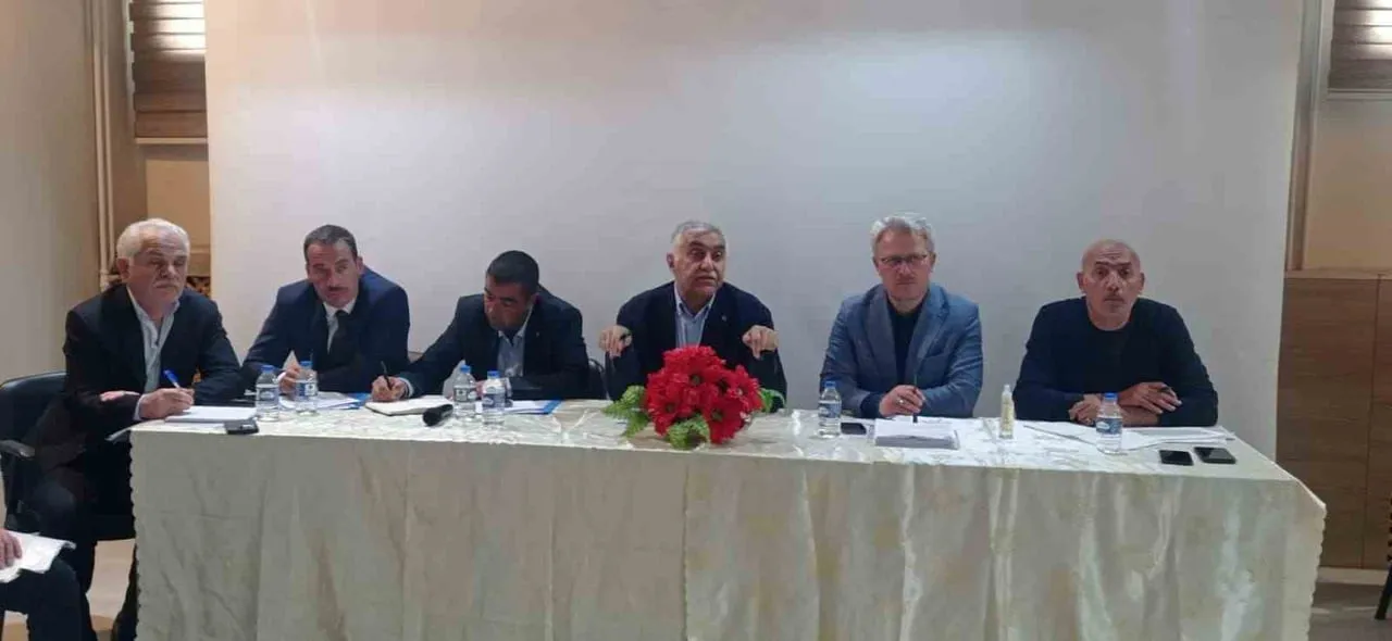 ERZURUM BÜYÜKŞEHİR BELEDİYESİ GENEL SEKRETERİ ZAFER AYNALI, TEKMAN’DA MUHTARLARLA BİR ARAYA GELDİ...