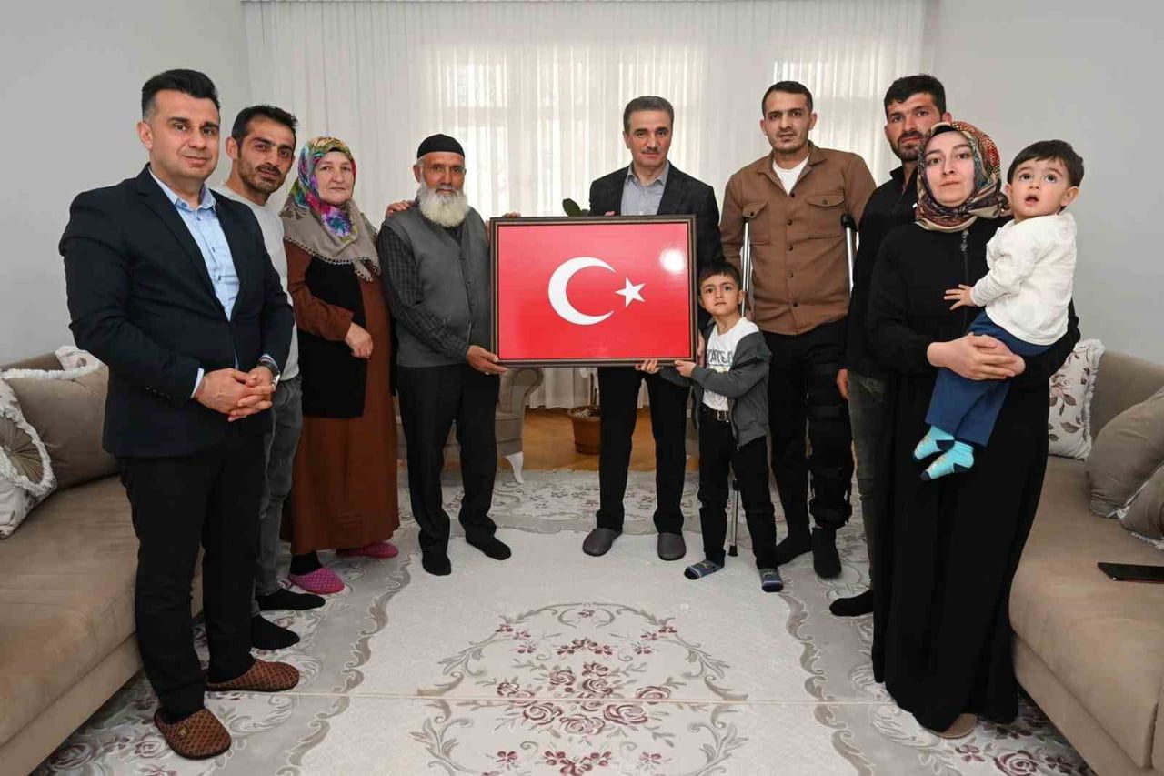 ERZURUM VALİSİ AYDIN BARUŞ, ŞEHİT POLİS MEMURU YAKUP SÜRÜCÜNÜN AİLESİNİ VE 100 YAŞINDAKİ ÇİLLİ...