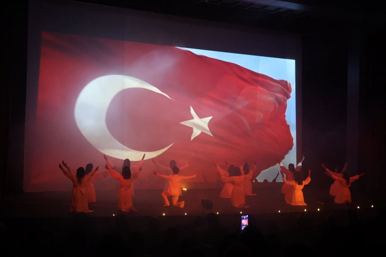 Erzurum'da devlet korumasındaki çocukların sahne aldığı milli mücadele temalı "Harman Yeri 1915"...