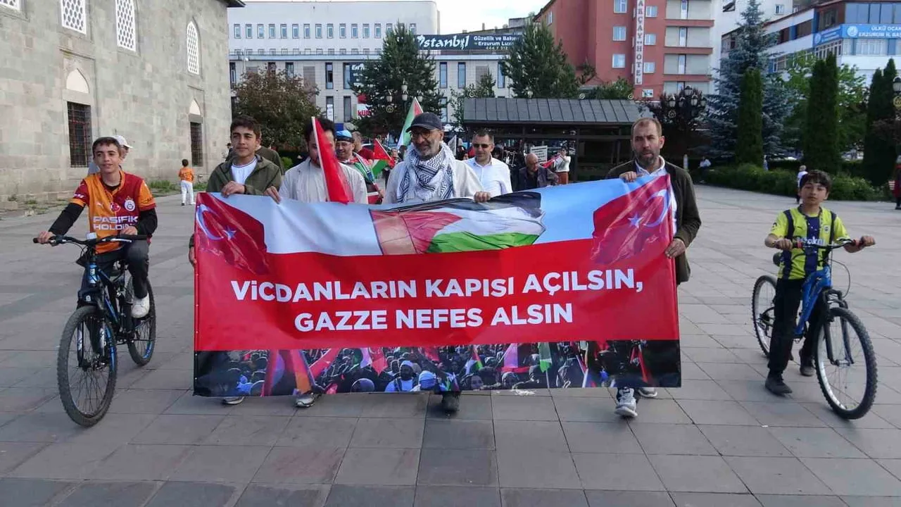 ERZURUM'DA HEKİMLER, SAĞLIK ÇALIŞANLARI VE VATANDAŞLAR, İSRAİL'İN GAZZE'YE YÖNELİK SALDIRILARINI...