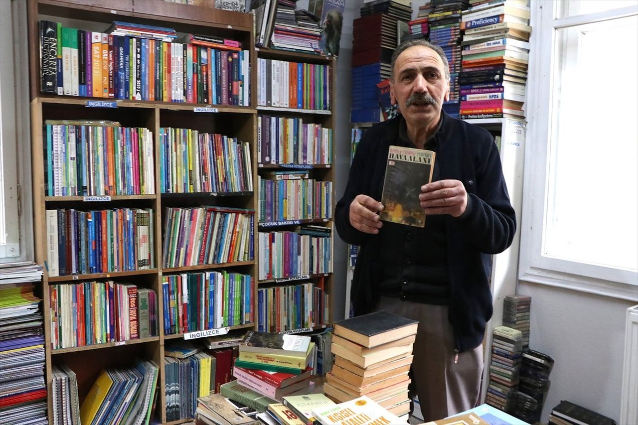 Erzurum'da kitaplara olan merakı nedeniyle mesleğini değiştiren 63 yaşındaki Nizamettin Korucu, 30...
