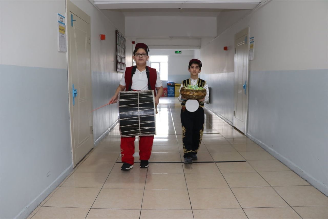 Erzurum'da okullarını süsleyen ilkokul öğrencileri, on bir ayın sultanı ramazanı, davul ve...
