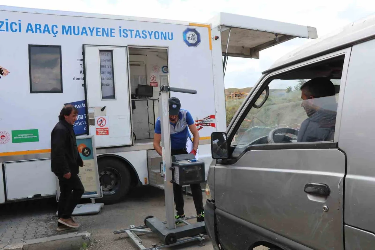 ERZURUM'UN OLTU İLÇESİNDE HİZMET VEREN TÜVTÜRK GEZİCİ ARAÇ MUAYENE ARACI, BÖLGEDEKİ ARAÇ...