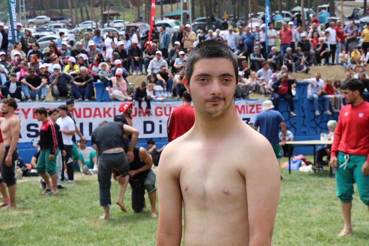 ERZURUM'UN OLUR İLÇESİNDE DÜZENLENEN AKDAĞ KARAKUCAK GÜREŞLERİ'NDE DUYGUSAL ANLAR YAŞANDI. GÜREŞE...