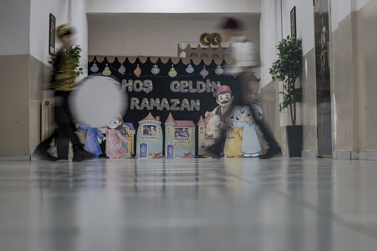 Erzurum'un Pasinler ilçesindeki bir ilkokulda bulunan 16 sınıf, ramazan ayına özel olarak...