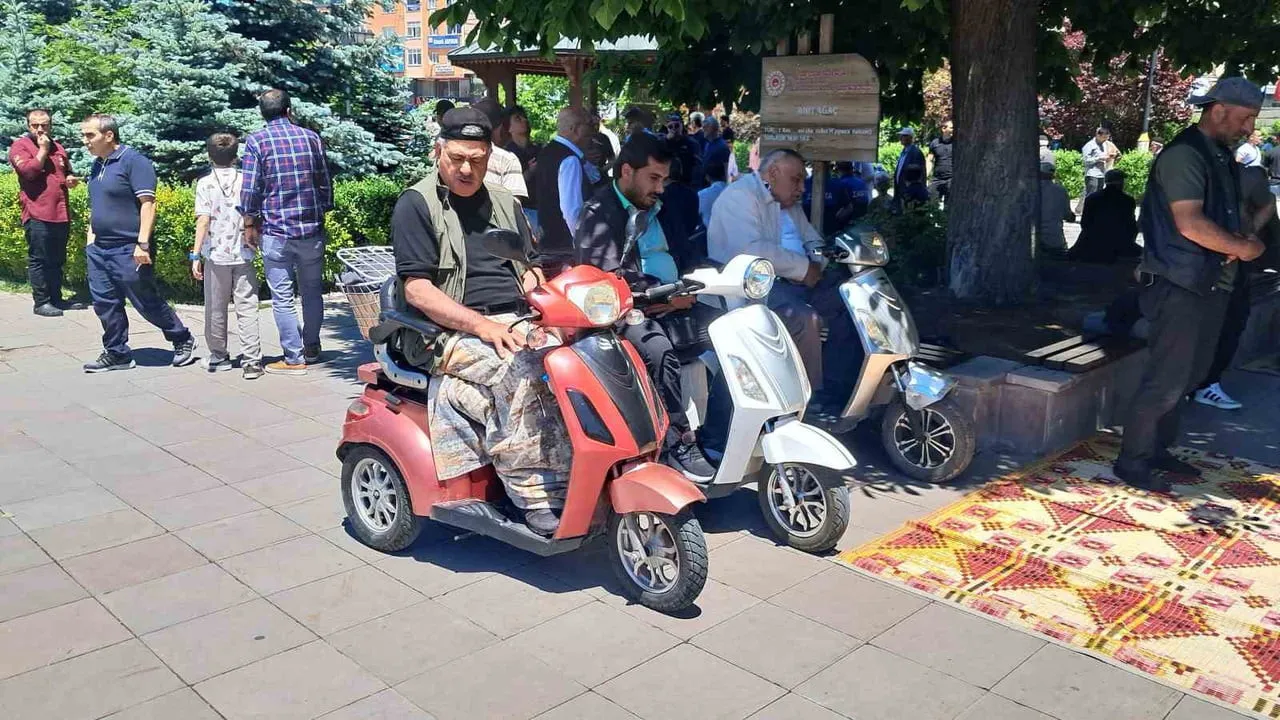 ERZURUM'UN YAKUTİYE İLÇESİNDEKİ LALAPAŞA CAMİİ'NİN BAHÇESİNDE 3 KİŞİ, AKÜLÜ BİSİKLETLERİ ÜZERİNDE...