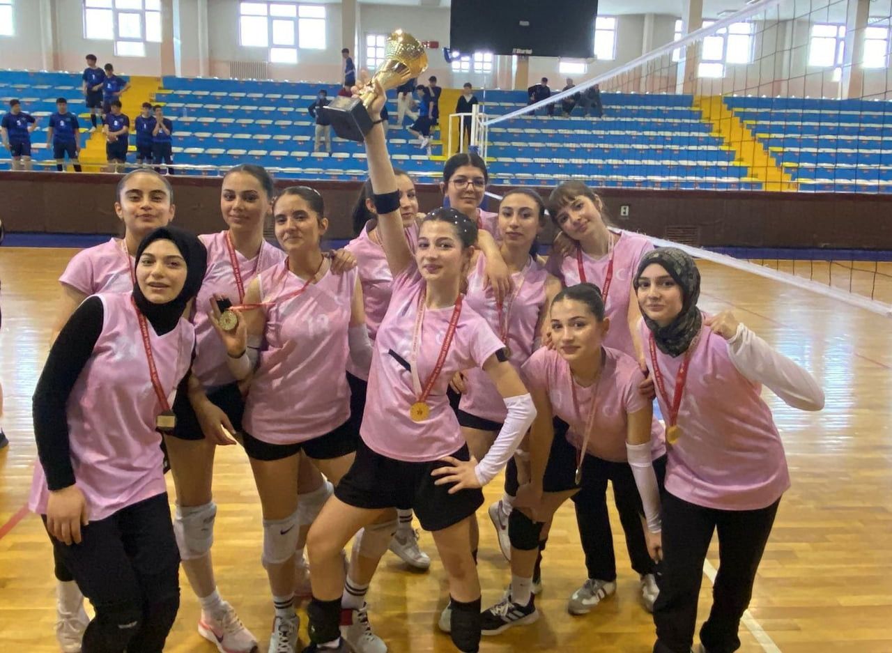 ERZURUM’DA DÜZENLENEN OKULLAR ARASI GENÇLER B KIZLAR VOLEYBOL MÜSABAKALARI ŞAMPİYONU TEVFİK İLERİ...
