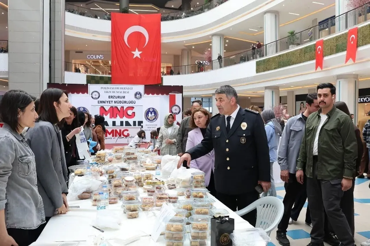 ERZURUM’DA POLİS EŞLERİ DERNEĞİ TARAFINDAN DÜZENLENEN VE YOĞUN İLGİ GÖREN "GÜVENLİK İÇİN ÇALIŞAN...