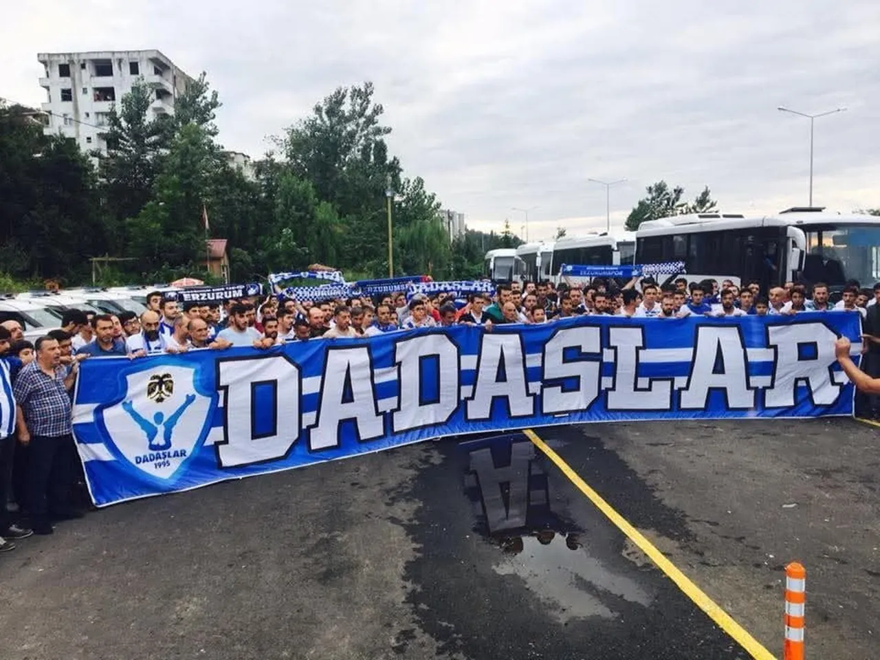 ERZURUMSPOR TRİBÜNLERİNİN KÖKLÜ GRUBU DADAŞLAR KENDİNİ FESHETTİ