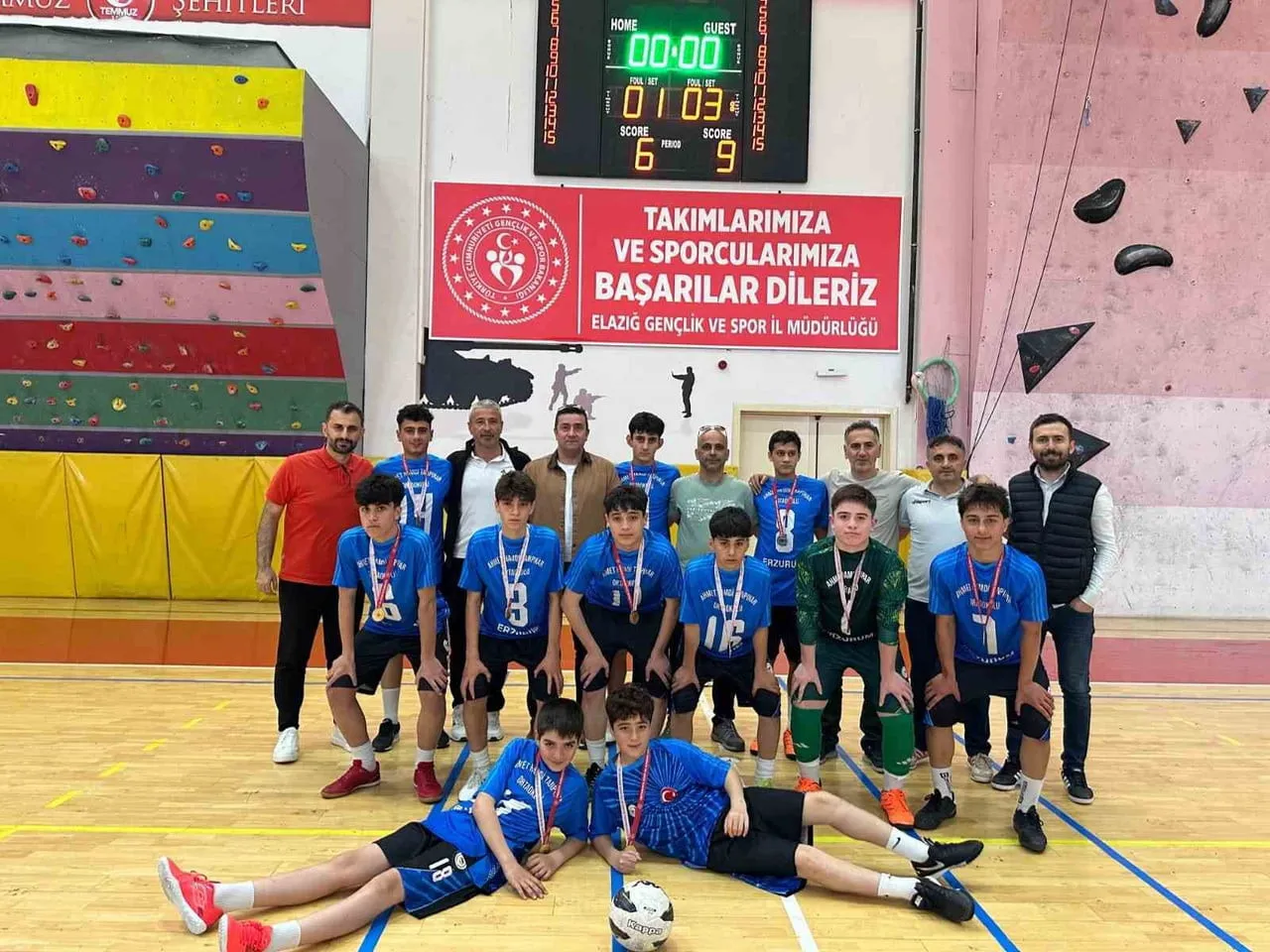 ERZURUMSPOR’UN ESKİ FUTBOLCULARINDAN TANER AYKUT’UN OKUL MÜDÜRLÜĞÜNÜ YAPTIĞI AHMET HAMDİ TANPINAR...