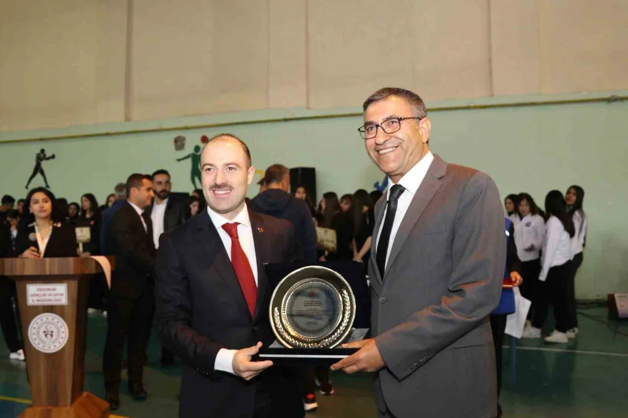 ERZURUM’UN OLTU İLÇESİ KAYMAKAMI MUSTAFA ÇELİK TARAFINDAN, İLÇEDE SPORTİF FAALİYETLERE VERDİĞİ...