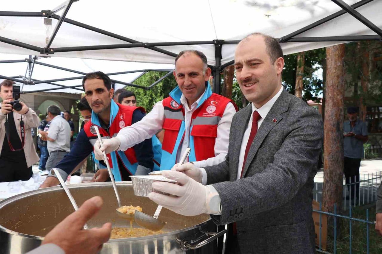 ERZURUM’UN OLTU İLÇESİNDE KAYMAKAMI MUSTAFA ÇELİK, AŞURE DAĞITIMI PROGRAMINDA VATANDAŞLARLA...