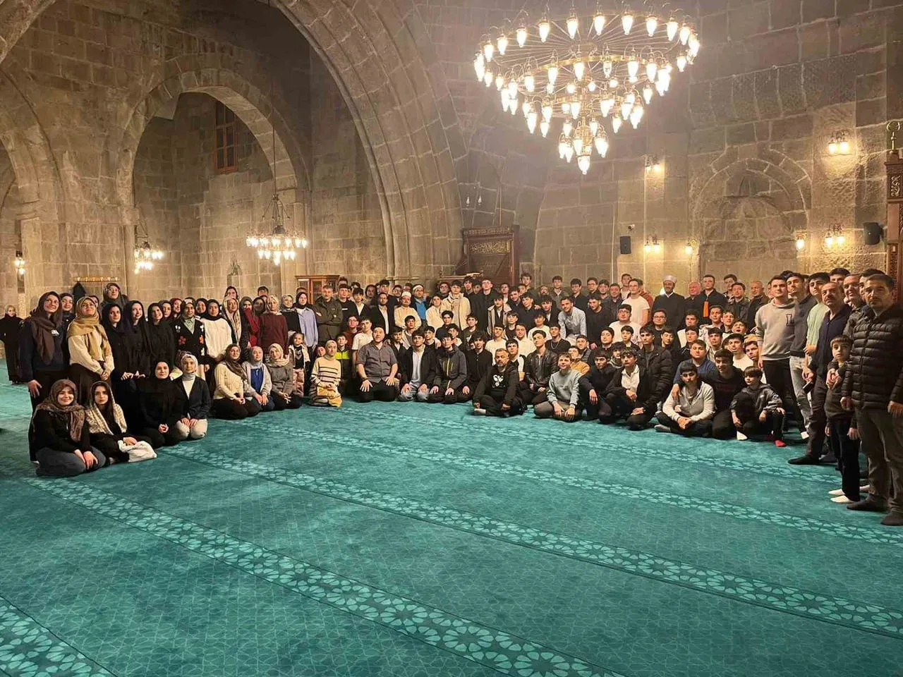 ERZURUM’UN YAKUTİYE İLÇESİNDE BULUNAN TEVFİK İLERİ ANADOLU LİSESİ ÖĞRETMENLERİ VE ÖĞRENCİLERİ...