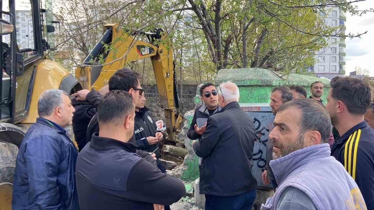 ERZURUM’UN YAKUTİYE İLÇESİNE BAĞLI KARSKAPI BÖLGESİNDE BULUNAN ÇİFTE KARDEŞLER TÜRBESİNİN KENTSEL...