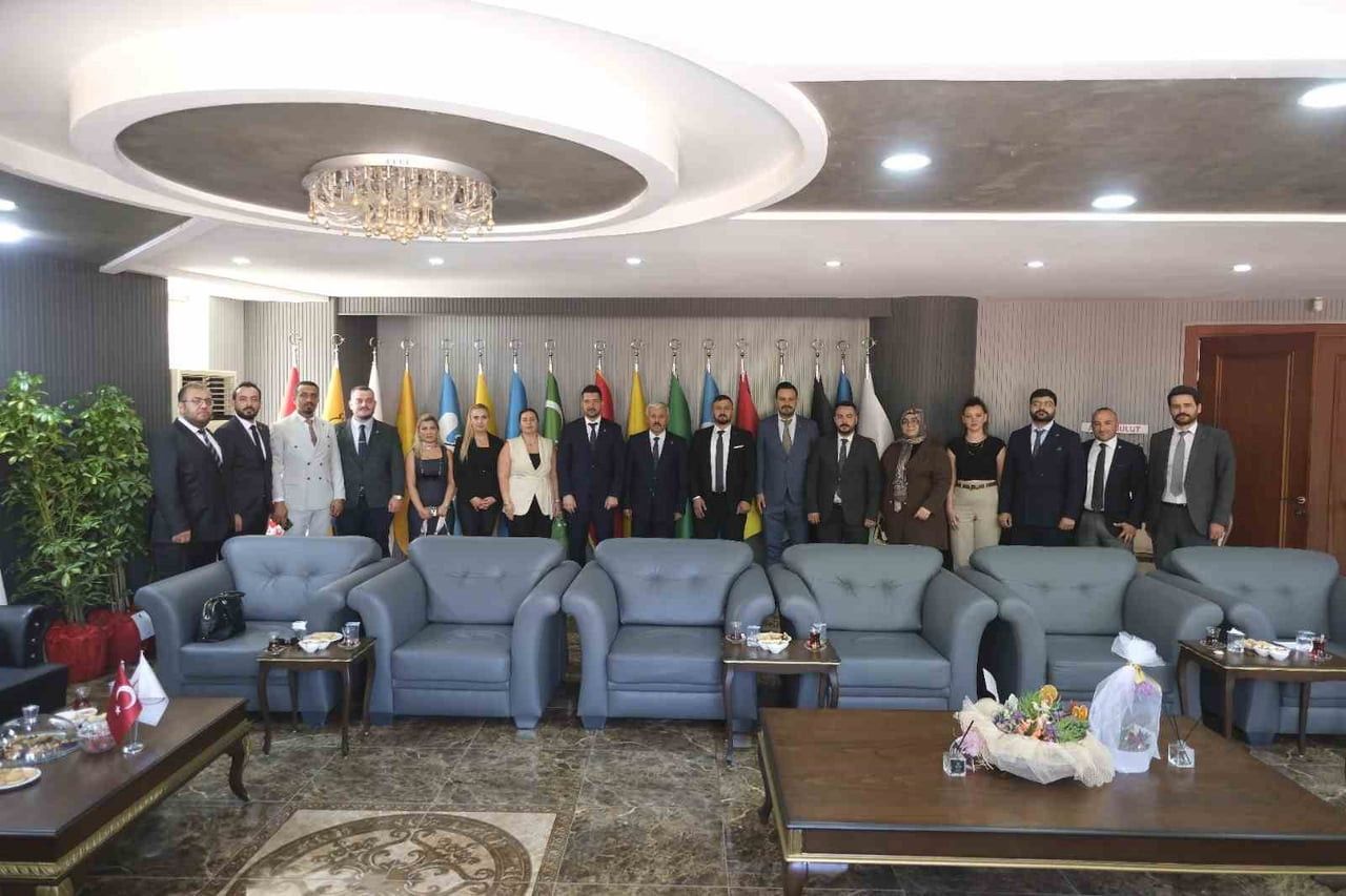 ESKİŞEHİR MÜTEŞEBBİS İŞ İNSANLARI DERNEĞİ (ESMİAD) YÖNETİM KURULU, BAŞKAN OĞUZ SİNLENMEZ...