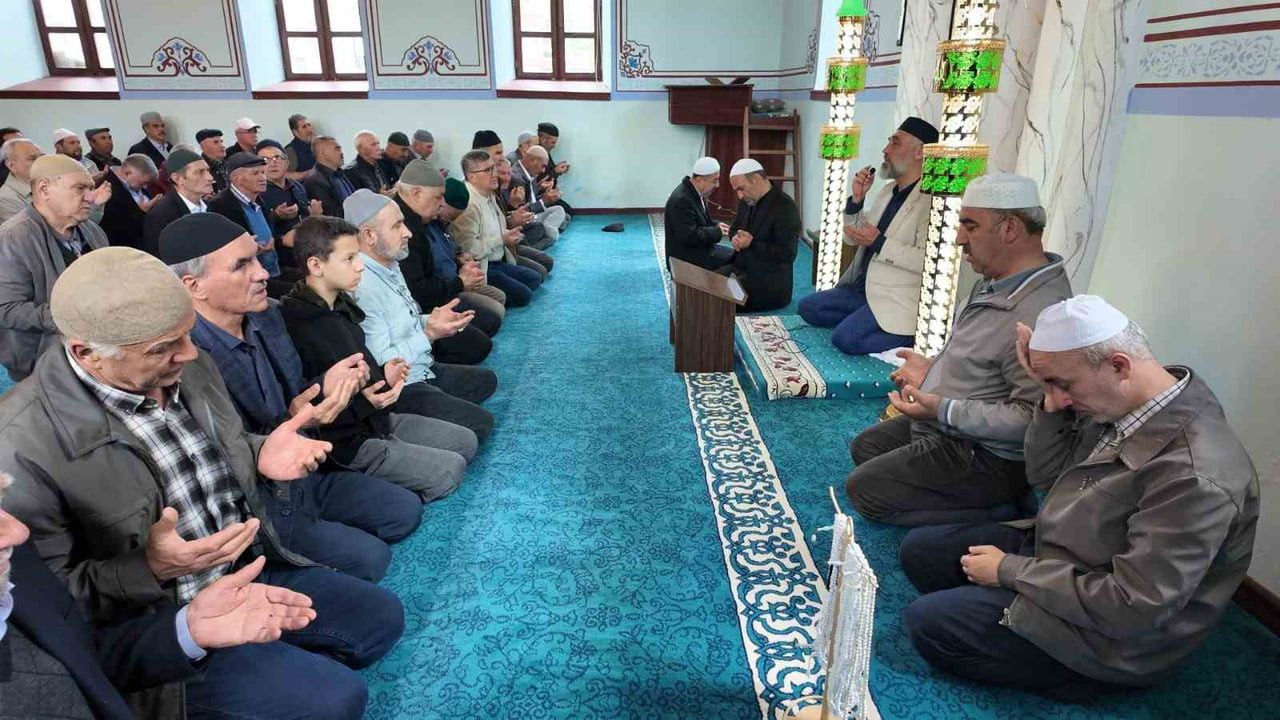 ESKİŞEHİR ODUNPAZARI İLÇESİ KUYUCAK MAHALLESİ DÜZENLENEN HIDIRELLEZ ŞENLİĞİNDE KATILANLAR, HEM...