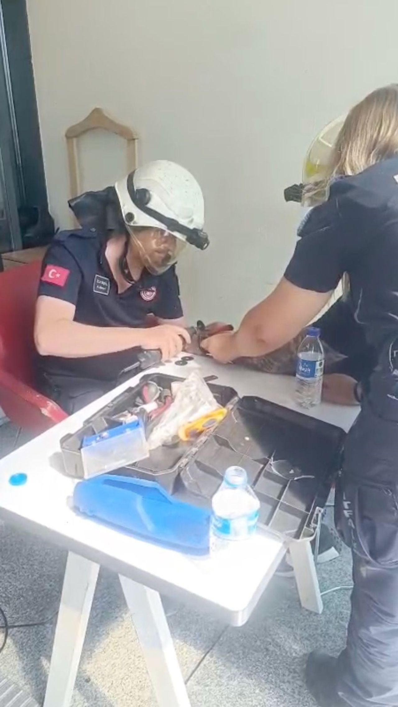 ESKİŞEHİR ŞEHİR HASTANESİNDE BİLEĞİNDE KELEPÇE SIKIŞAN BİR VATANDAŞ, ESKİŞEHİR BÜYÜKŞEHİR...