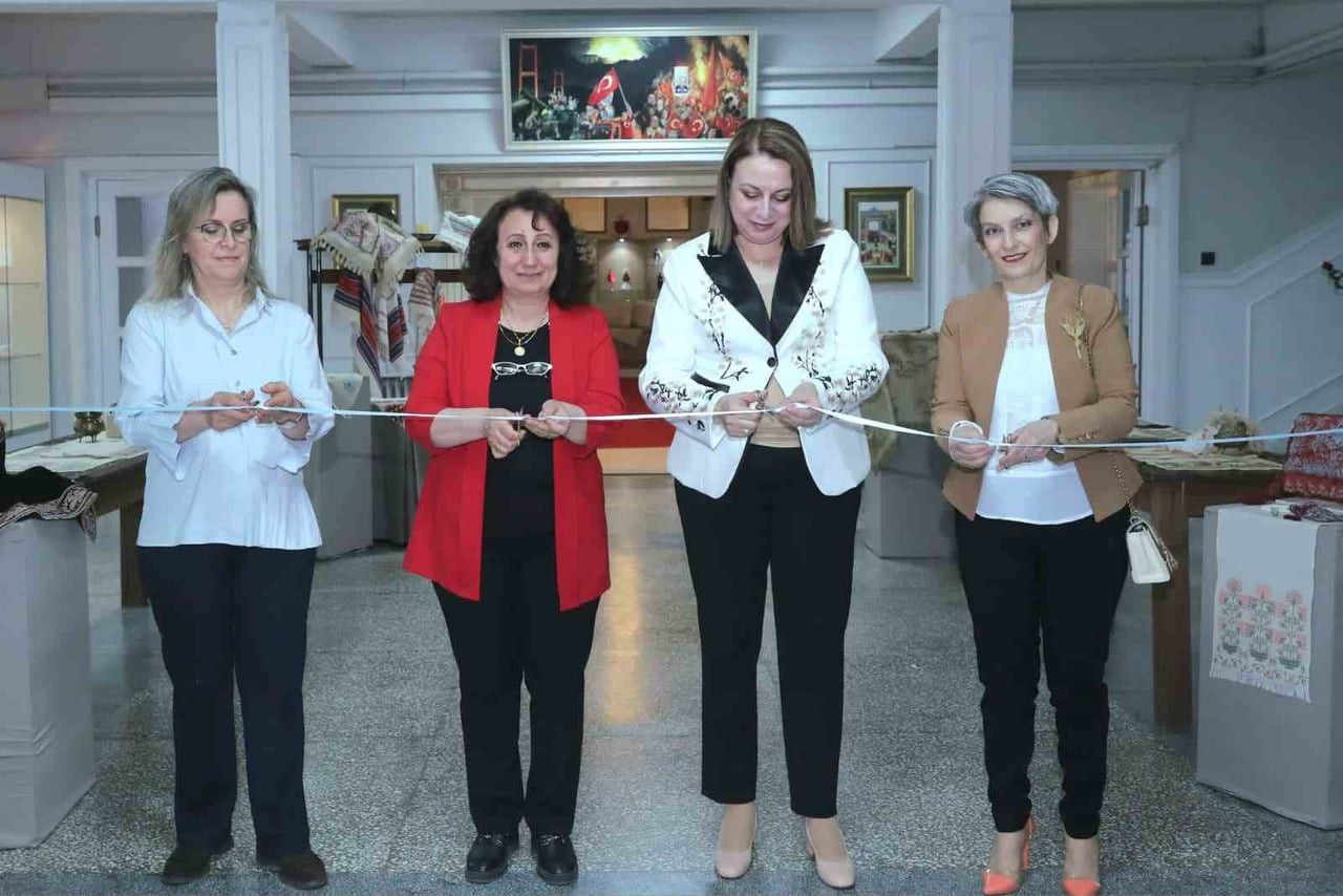 ESKİŞEHİR VALİSİ DR. ERDİNÇ YILMAZ'IN EŞİ DOÇ. DR. ŞENAY YILMAZ, 'ANNELER GÜNÜ SERGİSİ'NİN...