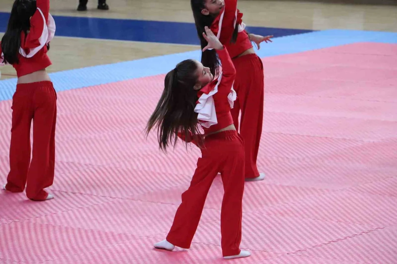 ESKİŞEHİR'DE 19 MAYIS ATATÜRK'Ü ANMA GENÇLİK VE SPOR BAYRAMI 107. YILDÖNÜMÜ ETKİNLİKLERLE...