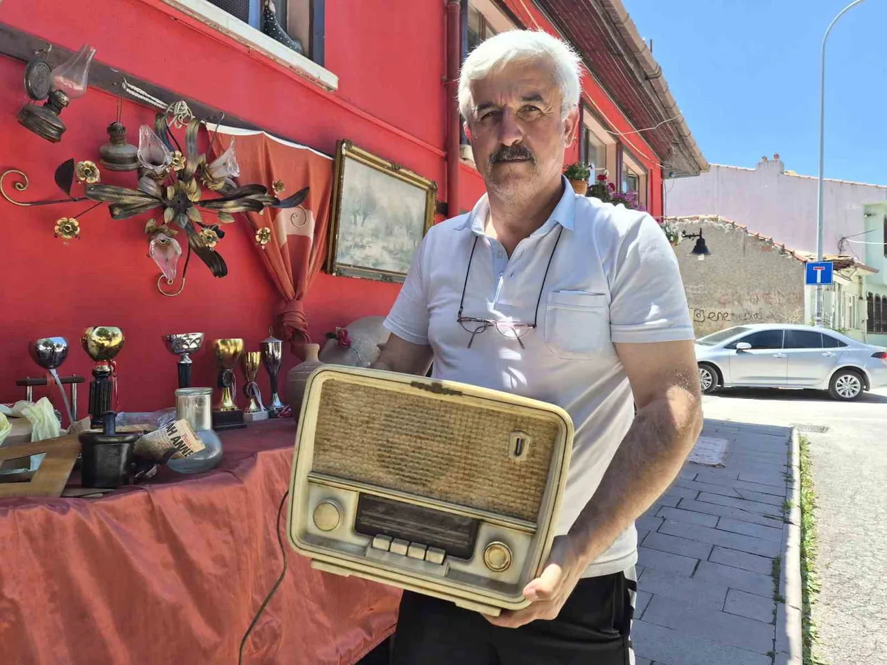 ESKİŞEHİR'DE BAZI MERHUMLARIN BOŞALTILAN EVLERİNDEKİ ESKİ EŞYALARI DAVET ÜZERİNE GİDİP TOPLAYAN...