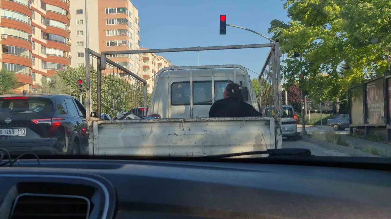 ESKİŞEHİR'DE BİR KADININ KAMYONET KASASINDAKİ TEHLİKELİ YOLCULUĞU KAMERAYA YANSIDI.