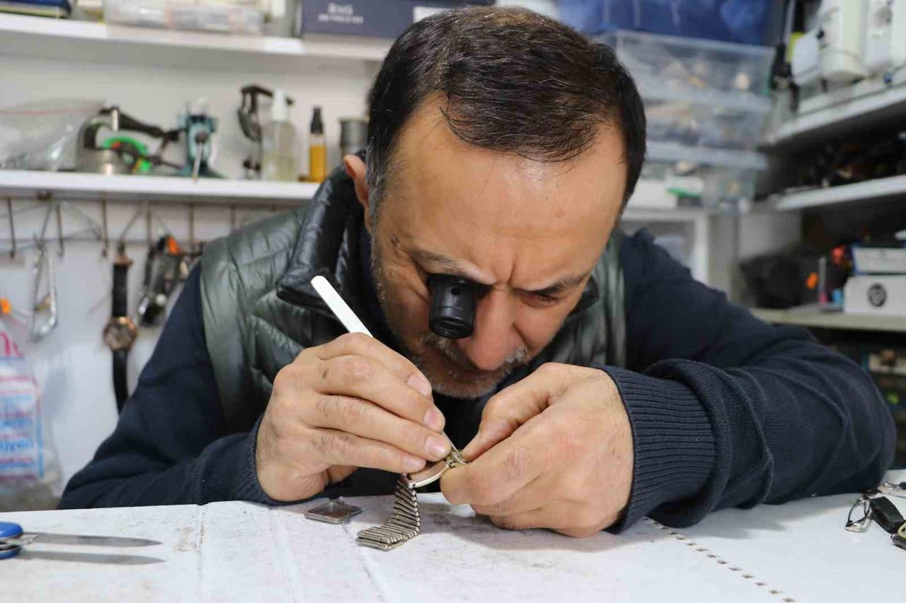 ESKİŞEHİR'DE ÇIRAKLIKTAN YETİŞEN SAAT TAMİRCİSİ HARUN ÖZDEN, SAAT ALIRKEN VE TAMİR ETTİRİRKEN...