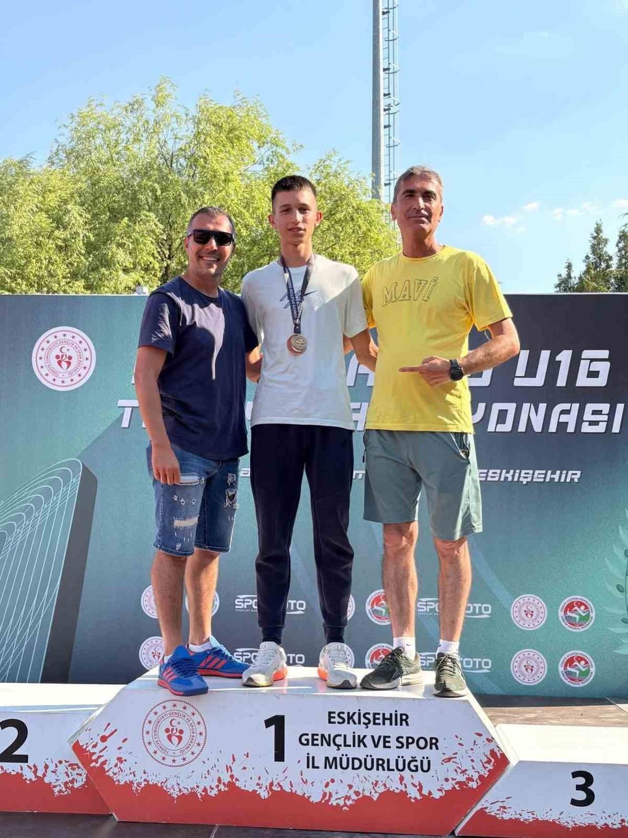 ESKİŞEHİR'DE DÜZENLENEN U16 TÜRKİYE ATLETİZM ŞAMPİYONASI'NDA YÜKSEK ATLAMA BRANŞINDA MÜCADELE EDEN...