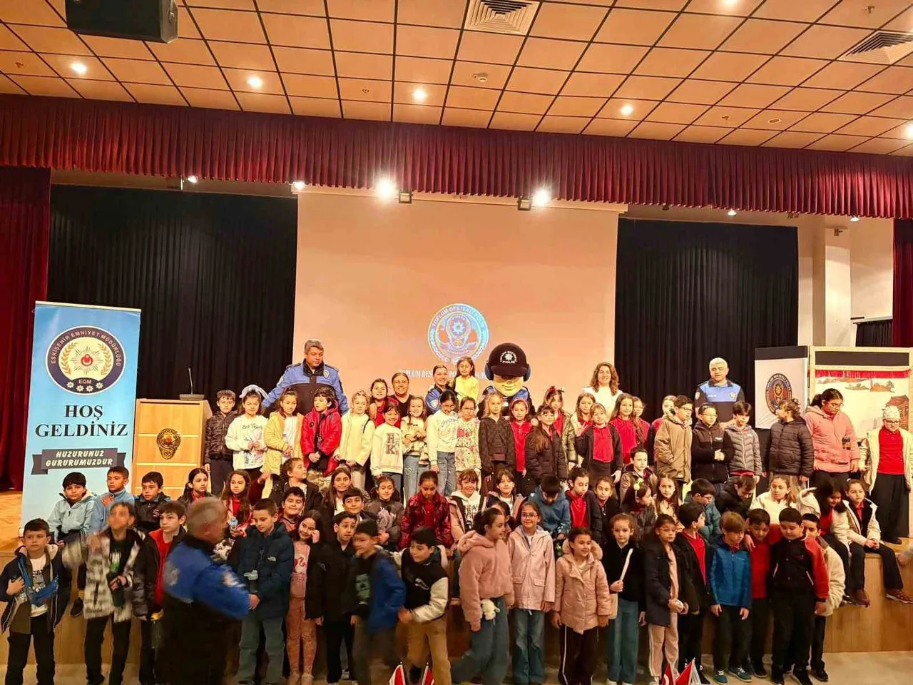ESKİŞEHİR'DE KURULUŞ YIL DÖNÜMÜ VE POLİS HAFTASI ETKİNLİKLERİNDEN DOLAYI ÖĞRENCİLER EMNİYET...