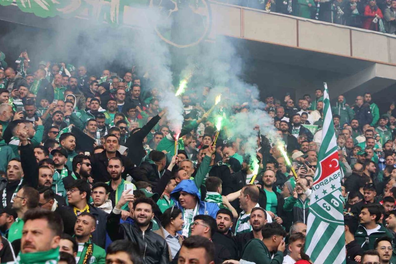 ESKİŞEHİR'DE OYNANAN ANKARA DEMİRSPOR MÜSABAKASINDA YEŞİL-BEYAZ FORMALARIYLA STADYUMU DOLDURAN...
