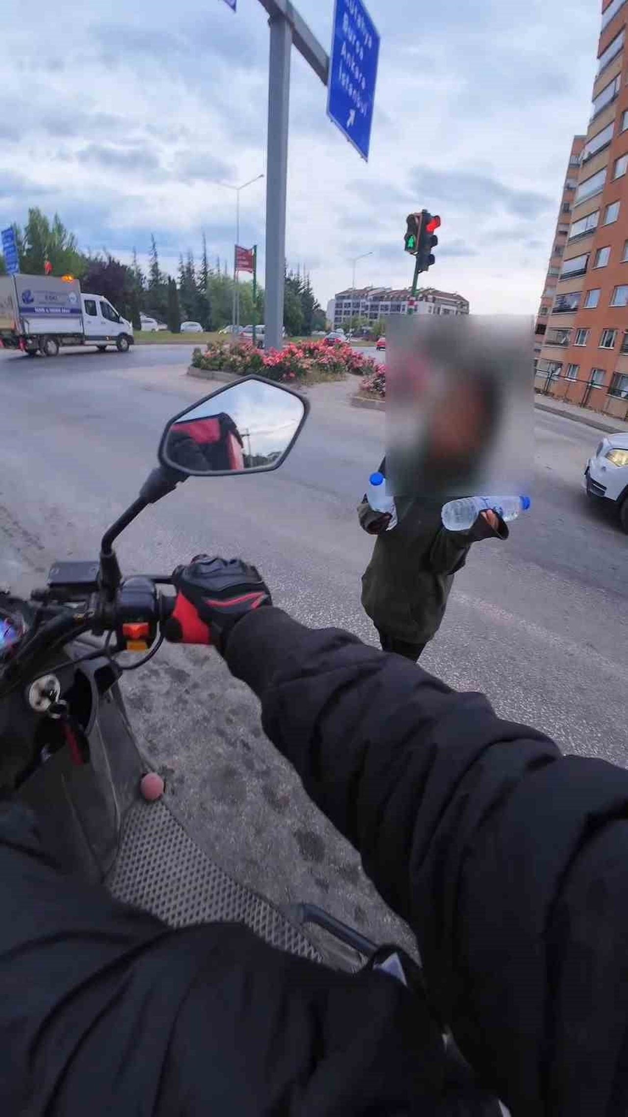 ESKİŞEHİR'DE SAHTE SİPARİŞ VEREN MÜŞTERİNİN TESLİM ALMADIĞI PAKETİ, KURYE YOLDA KARŞILAŞTIĞI SU...