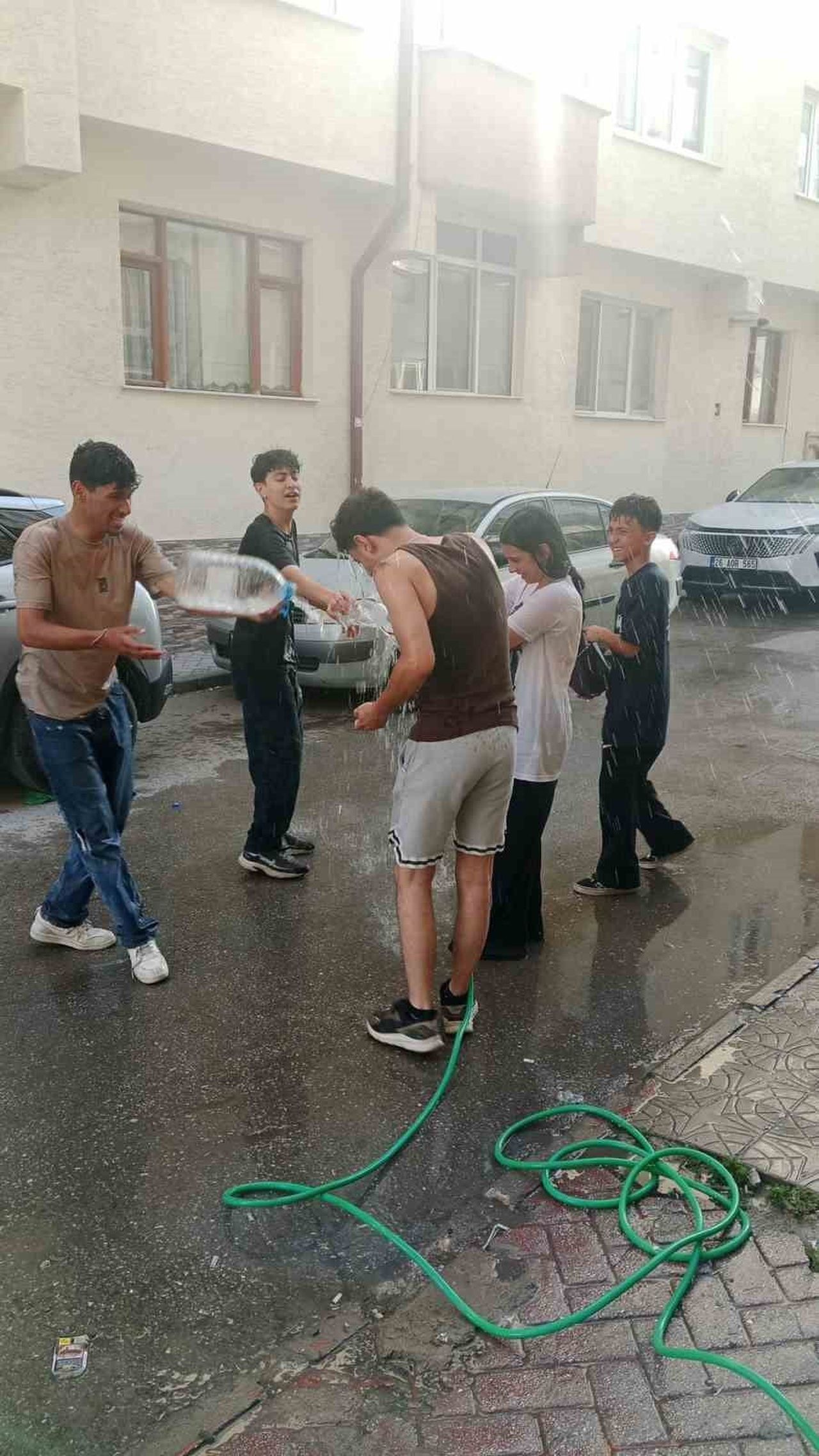 ESKİŞEHİR'DE SICAKTAN BUNALAN VE SERİNLEMEK İÇİN SU SAVAŞI YAPAN GENÇLER RENKLİ GÖRÜNTÜLER...