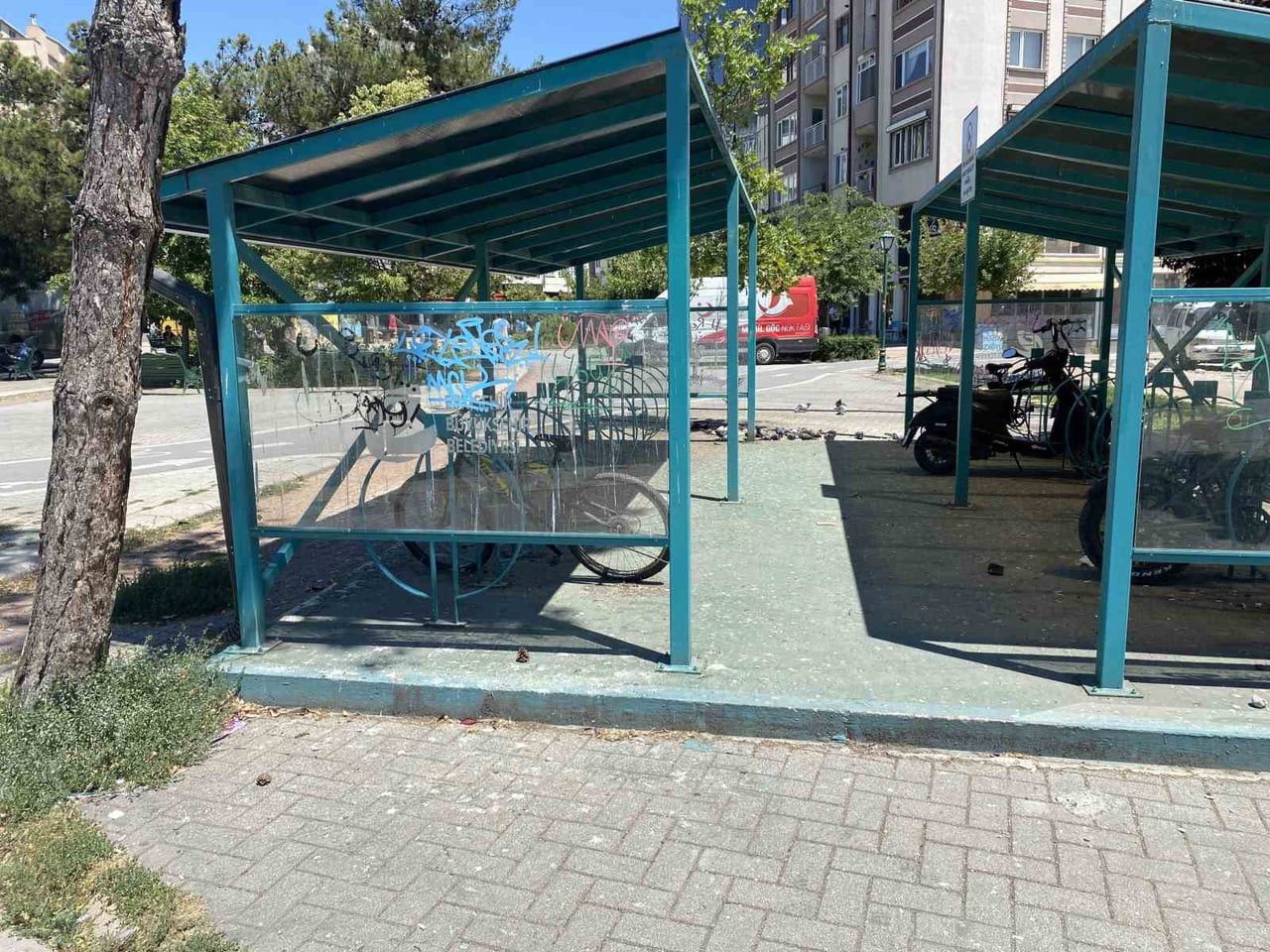 ESKİŞEHİR'DE VATANDAŞLARIN BİSİKLETLERİNİ GÜVENLİ ŞEKİLDE PARK EDEBİLMELERİ AMACIYLA OLUŞTURULAN...