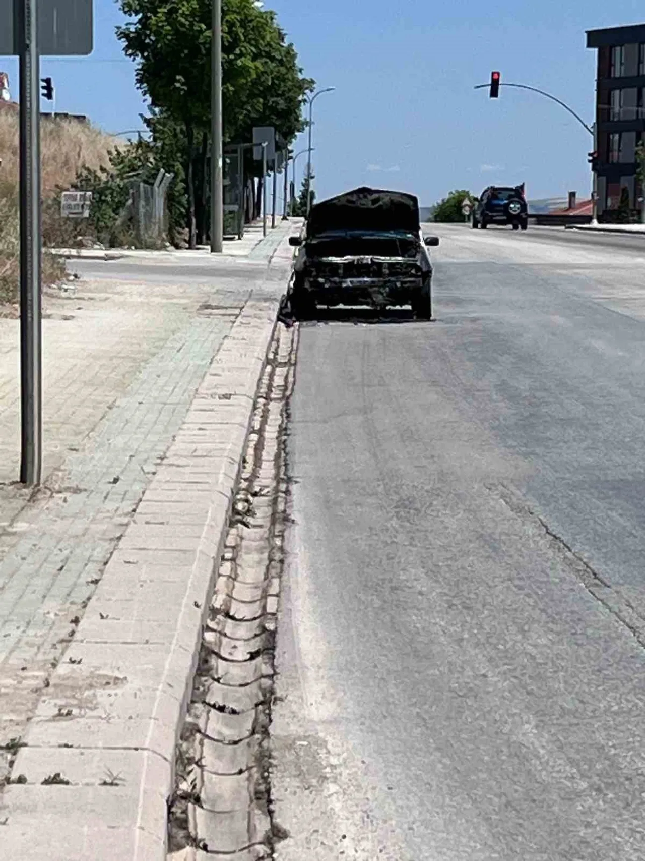 ESKİŞEHİR'DE YOL KENARINDA DURAN YANMIŞ VE KULLANILAMAZ HALDEKİ OTOMOBİL, ÇEVREDEN GEÇENLERİN...