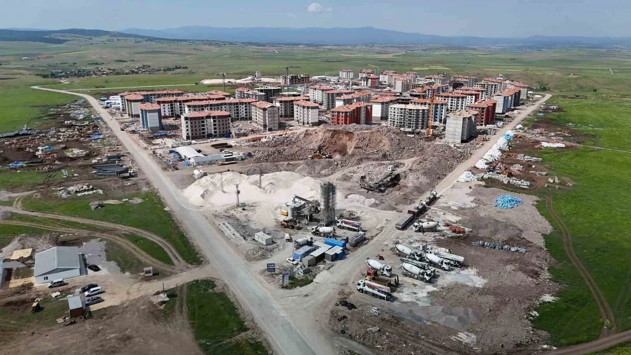 ESKİŞEHİR'İN AŞAĞI ÇAĞLAN MAHALLESİ'NDE TOPLU KONUT İDARESİ BAŞKANLIĞI (TOKİ) TARAFINDAN KONUT...