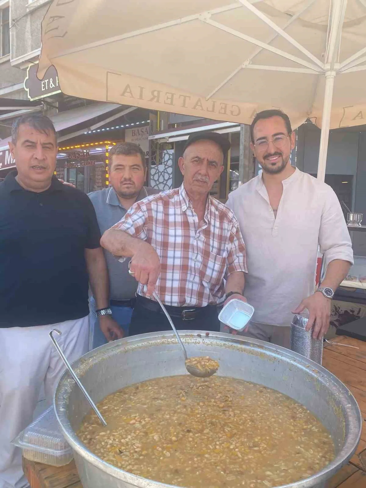 ESKİŞEHİR’DE BİR ARAYA GELEN ESNAF, AŞURE AYI VESİLESİYLE VATANDAŞLARA AŞURE İKRAMINDA...