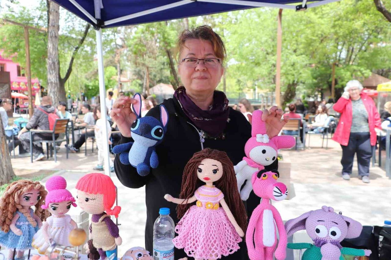 ESKİŞEHİR’DE EL ÖRGÜSÜ OYUNCAK SANATIYLA UĞRAŞAN NECLA ÖZYURT,  KENDİ İMKANLARIYLA ÜRETTİĞİ...