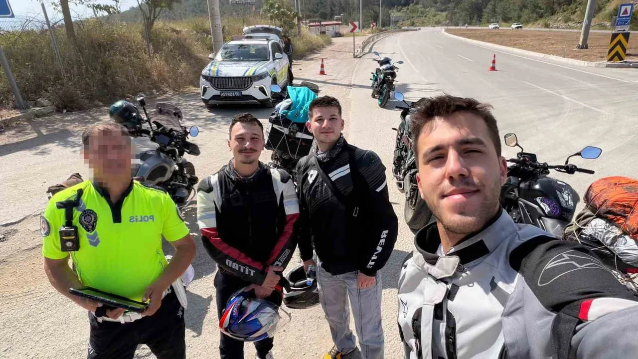 ESKİŞEHİR’DE KENDİSİNE 2 YIL ÖNCE CEZA KESİP MOTOSİKLETİNİ BAĞLAYAN POLİS İLE ANTALYA’DAKİ TRAFİK...