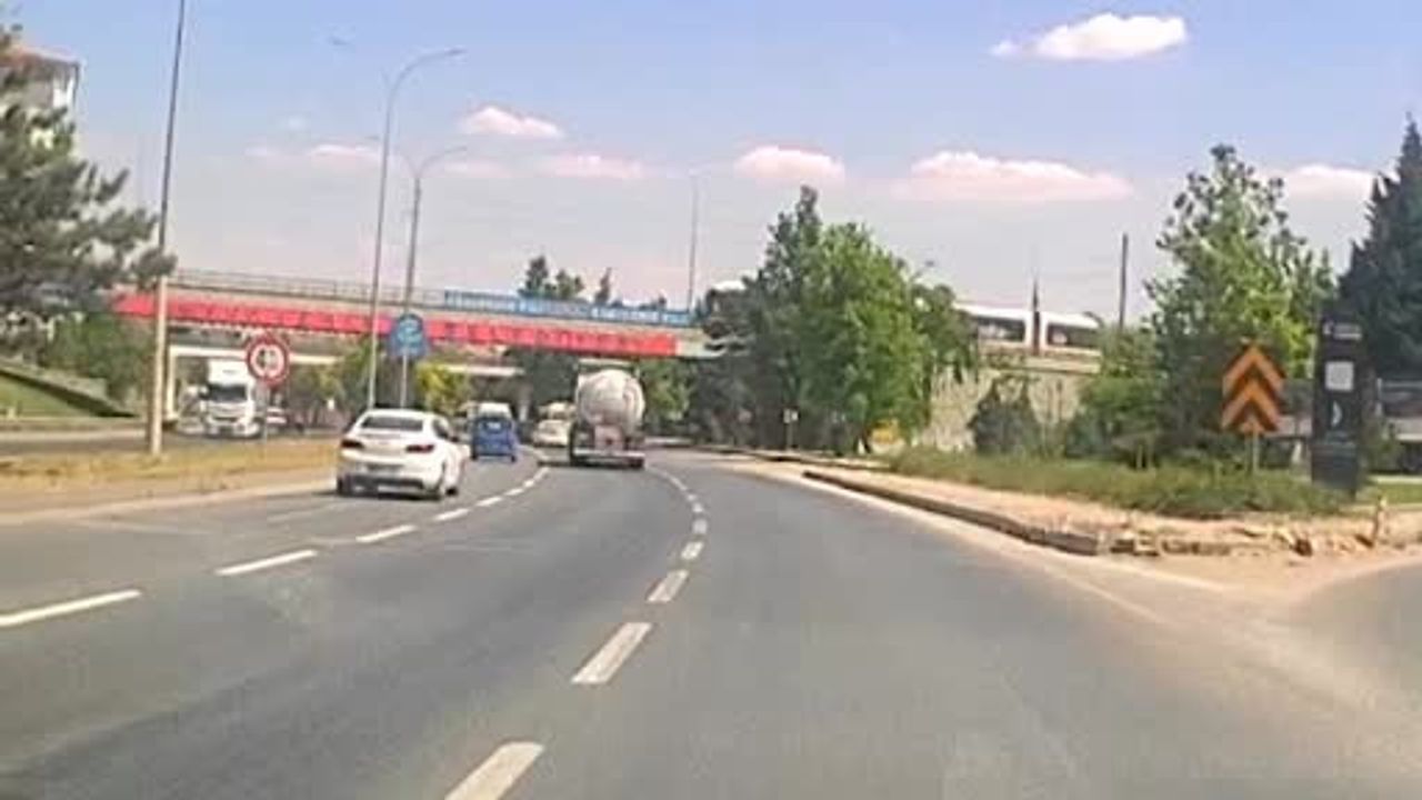 Eskişehir’de seyir halindeki tankerin lastiğini bomba gibi patlama anı kamerada