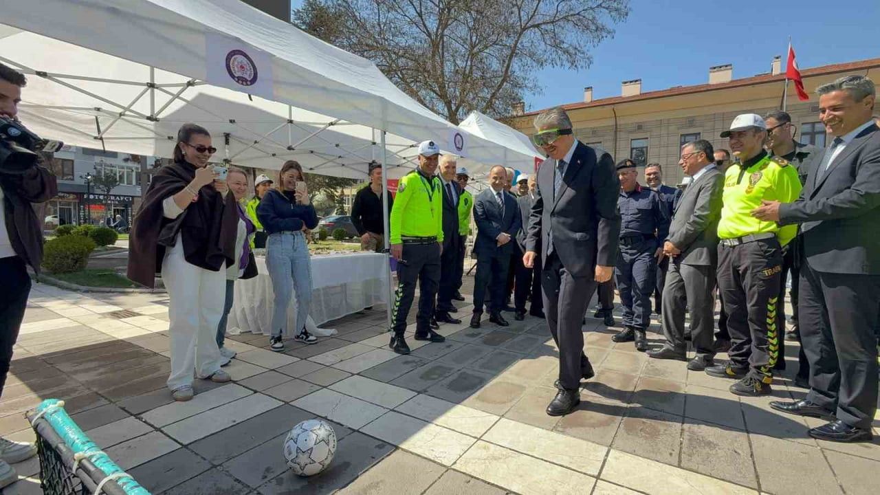 ESKİŞEHİR’DE TRAFİK HAFTASI KAPSAMINDA KURULAN STANDLARI GEZEN VALİ ERDİNÇ YILMAZ ALKOL GÖZLÜĞÜNÜ...