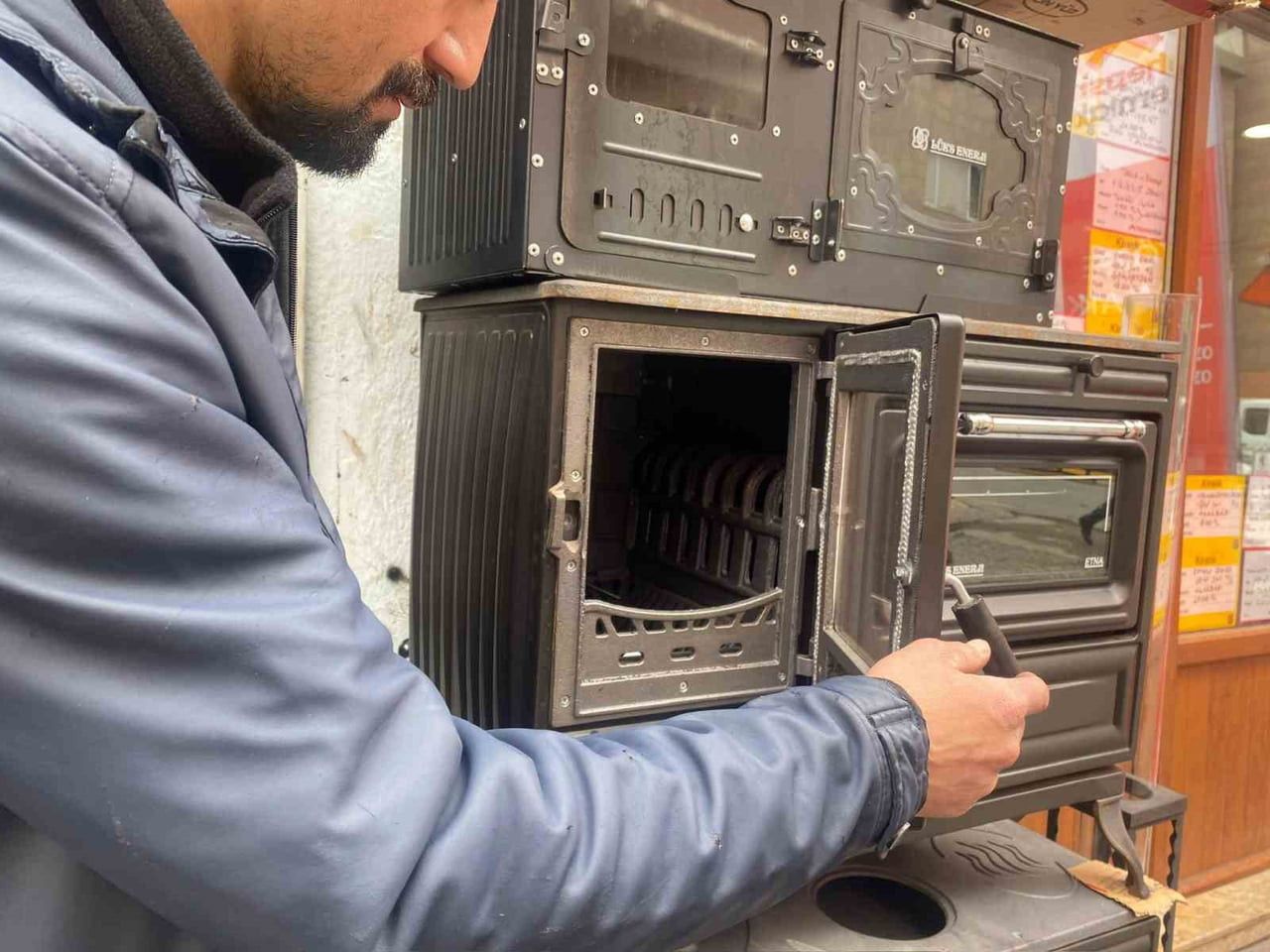 ESKİŞEHİR’DE UZUN YILLARDIR MANGAL VE SOBA SATIŞI YAPAN ESNAF GÖKHAN DURU, HAVALARIN ISINMASINI VE...