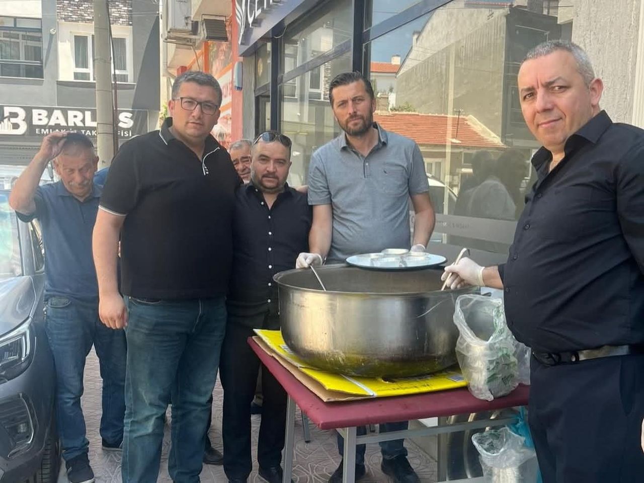 ESKİŞEHİR’DE YAŞAYAN AŞAĞI PİRİBEYLİ KÖYLÜLERİ VATANDAŞLARA AŞURE İKRAMINDA BULUNDU