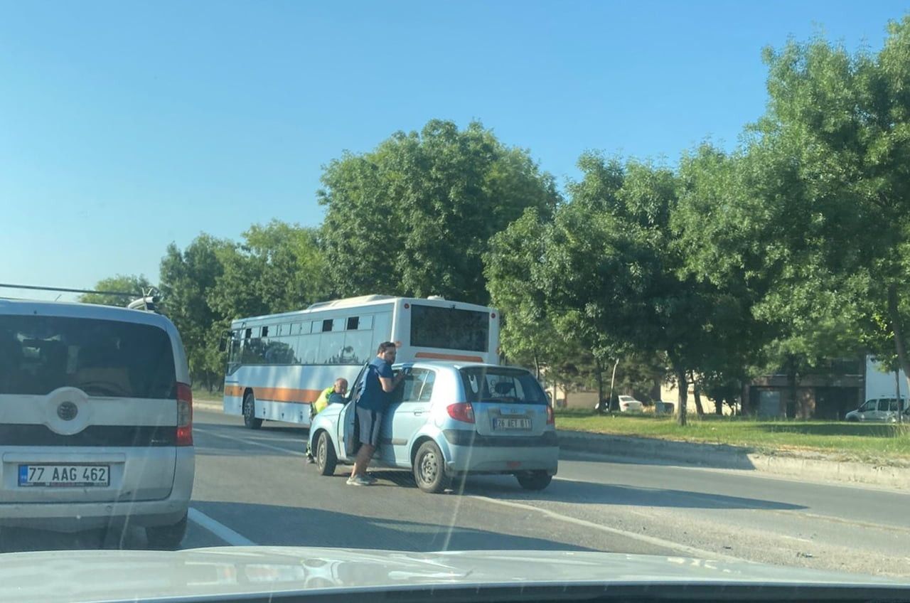 ESKİŞEHİR’DE YOL ORTASINDA BOZULAN OTOMOBİL, ORADAN GEÇMEKTE OLAN TRAFİK POLİSİNİN İTMESİ İLE...