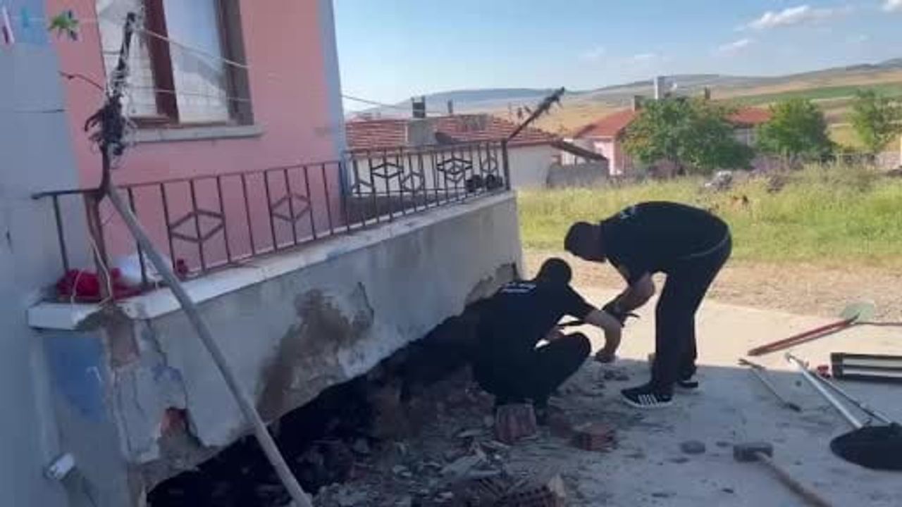 Evin duvarına giren yılanı itfaiye ekibi yakaladı